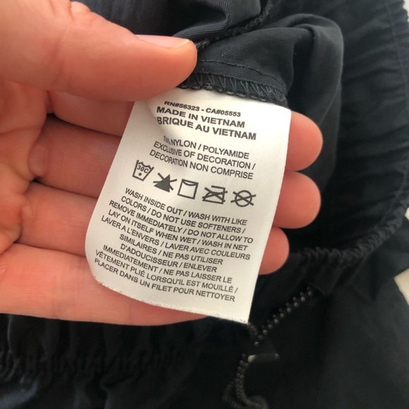 Small black Nike shorts - Picture 4 of 4